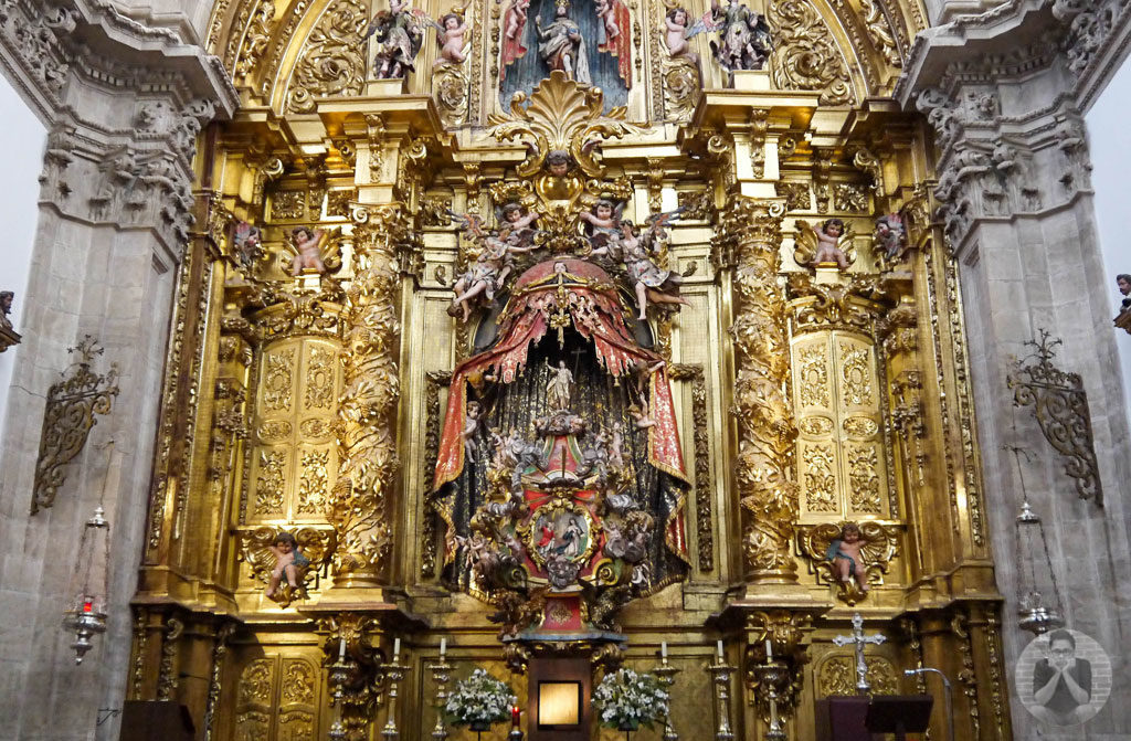 A very complicated golden altar