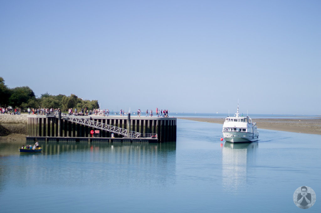 Boat approaching the harbor on a low tide