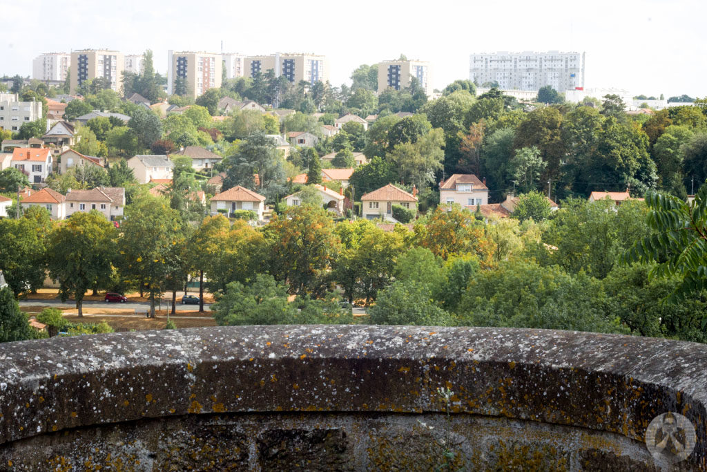 Housing and apartment buildings on the other side of Le Clain river