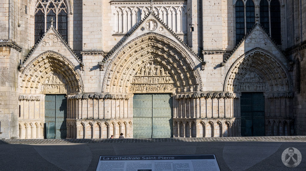 The facade of Cathédrale Saint-Pierre-de-Poitiers