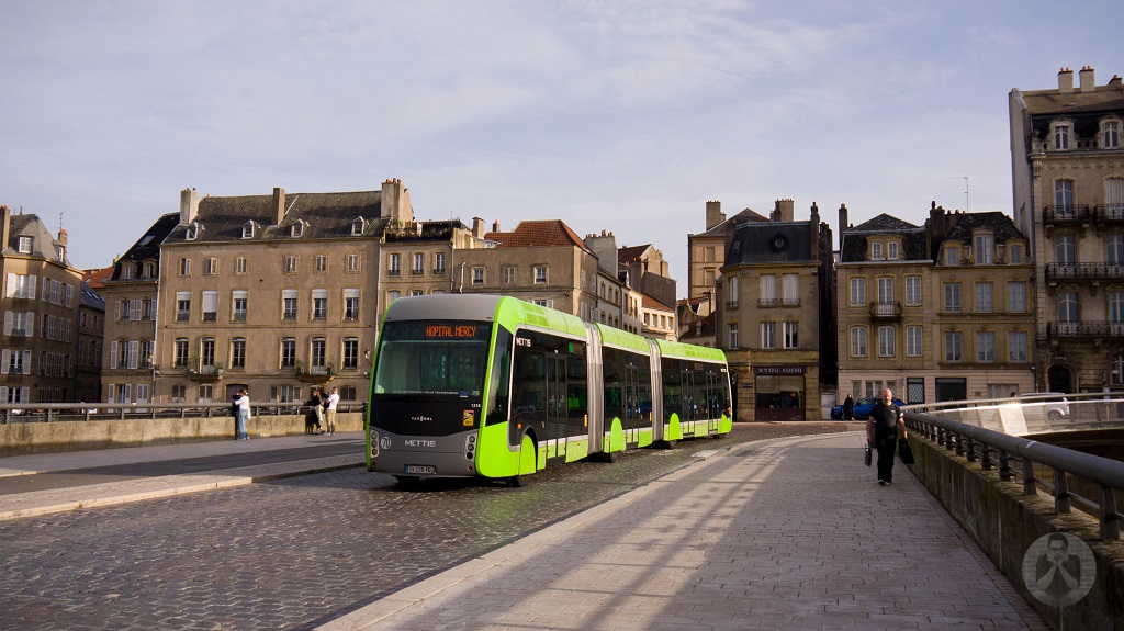 Green Tram at Le Moyen-Pont
