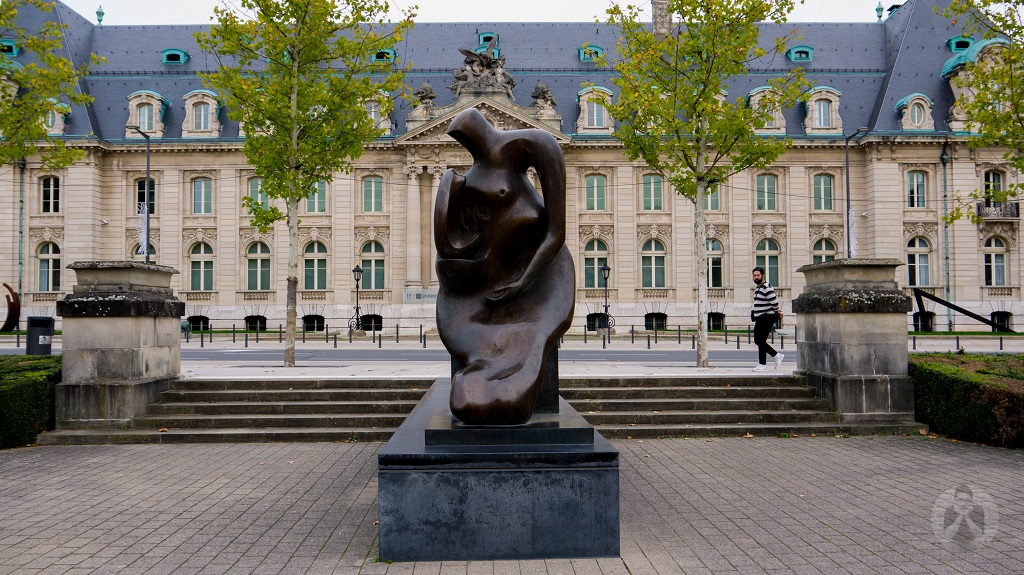 Mother and Child Statue - Place des martyrs