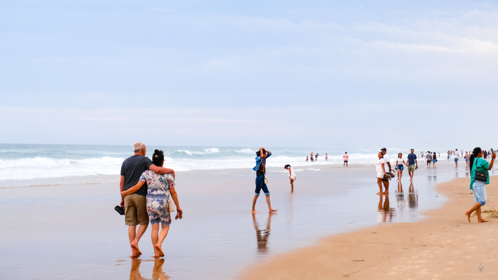 Lovers in (Surfer's) Paradise