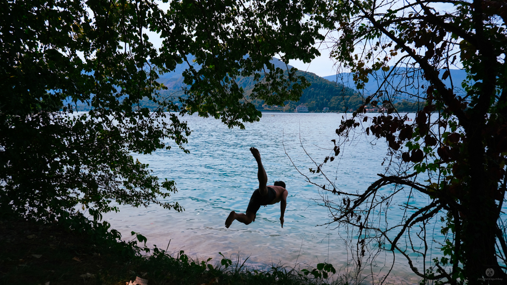 Trying hard not to dive at the shallow rocky shore