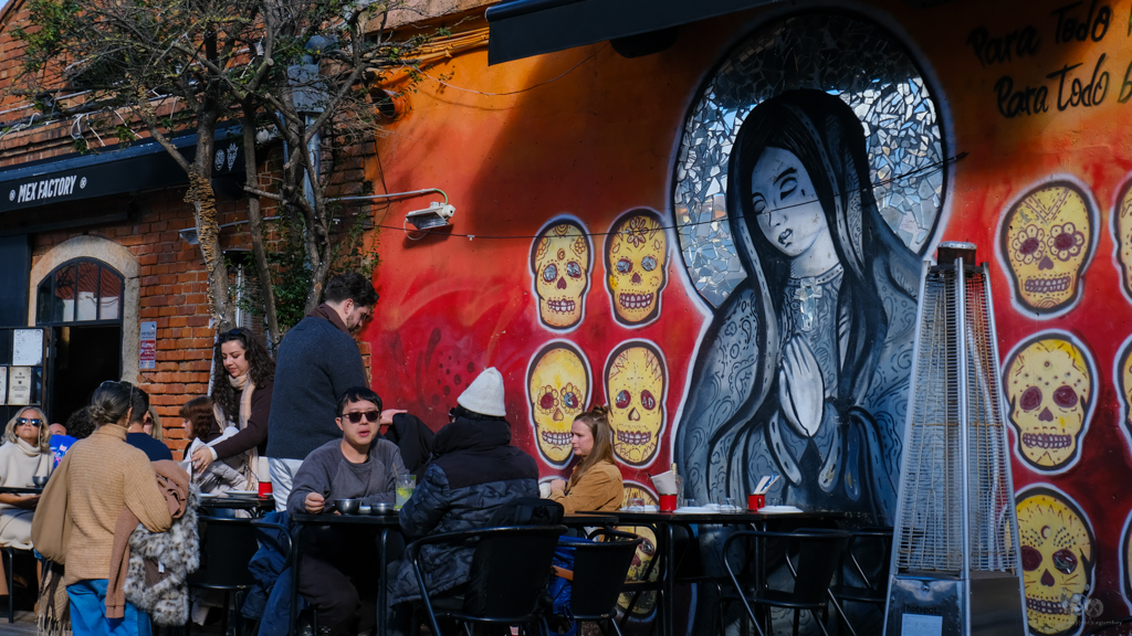 LX Factory: Hipster place where you can eat and shop.