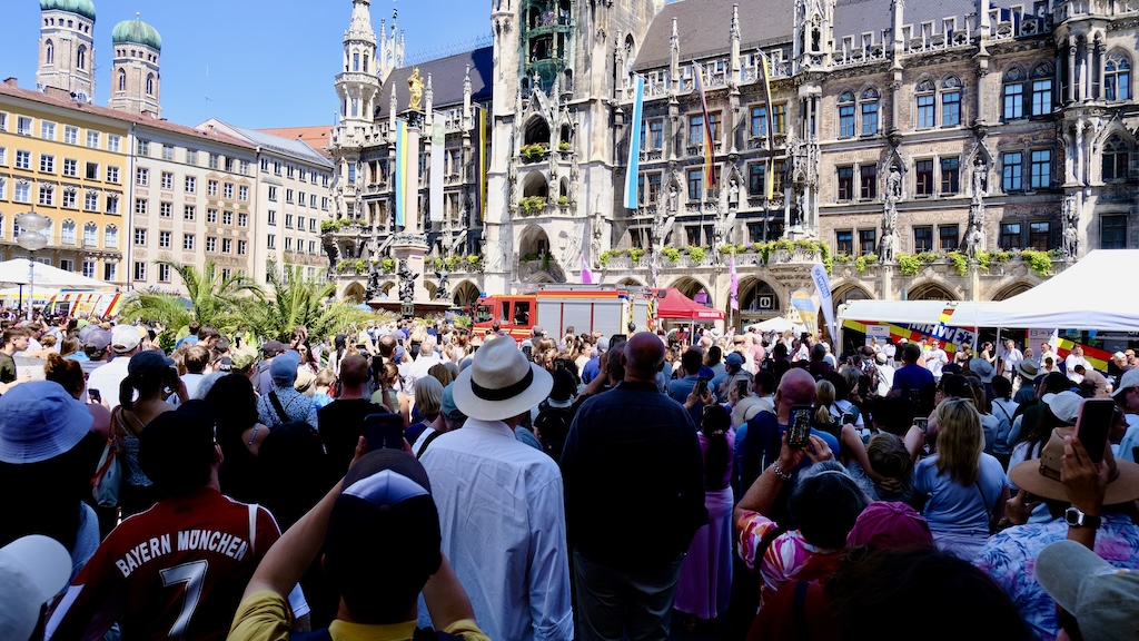 At Rathaus-Glockenspiel waiting for BTS to come out