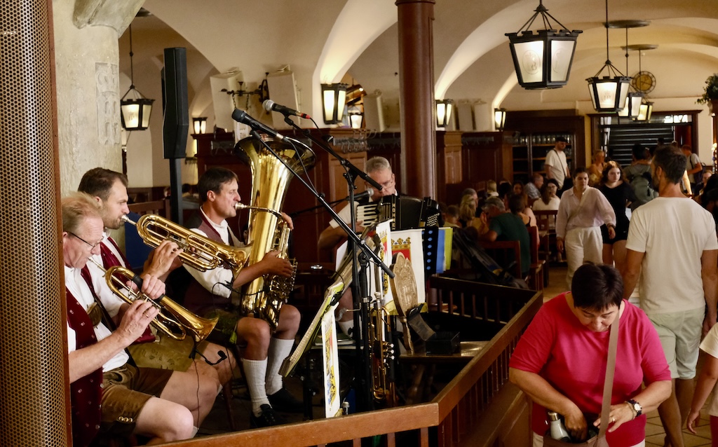 Live music at Hofbräuhaus